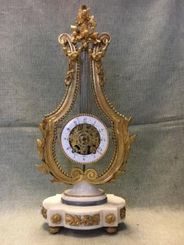 Komodové hodiny, signované Schmit a Paris