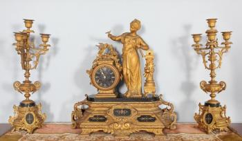Tøídílné starožitné krbové hodiny z 19. století. 